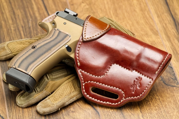 CZ 75: facciamo un lifting L'arma rifinita nella sua fondina Wright Leather Works