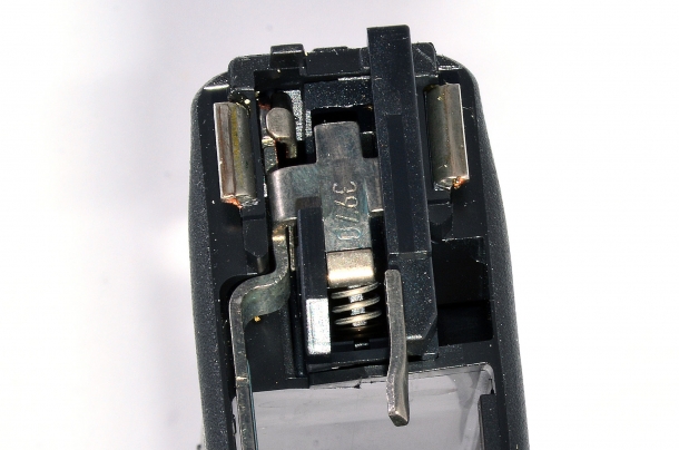 Nella Glock G19 Gen 5 calibro 9mm,  il pacchetto di scatto ora adotta una molla senza occhielli che lavora per compressione, promettendo una maggiore durata