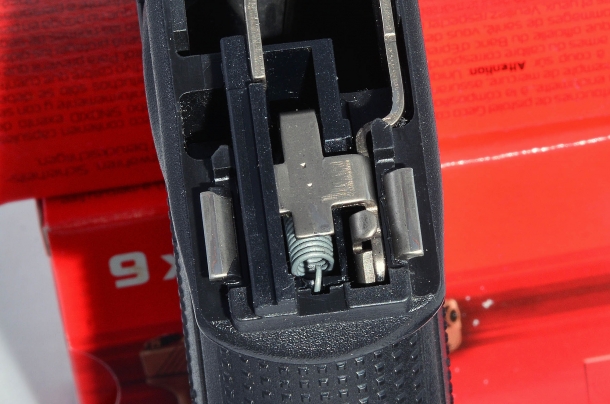Nella Glock G19 Gen 4 calibro 9mm. il pacchetto di scatto si avvale della molla con occhielli  