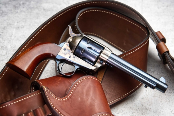 Una bella replica Uberti di Single Action Army con finitura "charcoal blue". Qualsiasi armaiolo sa metterci le mani.