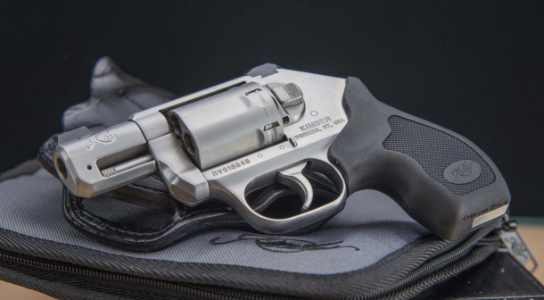 il lato sinistro del revolver Kimber K6s. si nota il pulsante d'apertura dalla particolare forma rettangolare.