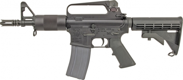 Il lato sinistro del K23B Stubby della Olympic Arms, classificato come pistola in Italia