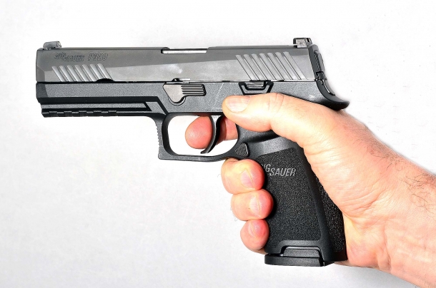 è una full size ma la pistola Sig Sauer P320 calibro 9mm può essere  agevolmente impugnata anche da mani di medie dimensioni