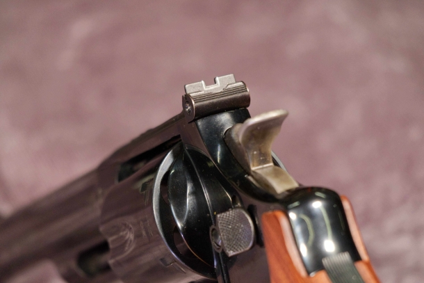 La tacca di mira è regolabile, di tipo classico Smith & Wesson