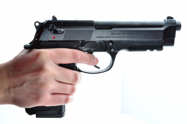 Beretta 98: con mani piccole, impugnarla saldamente diventa difficile