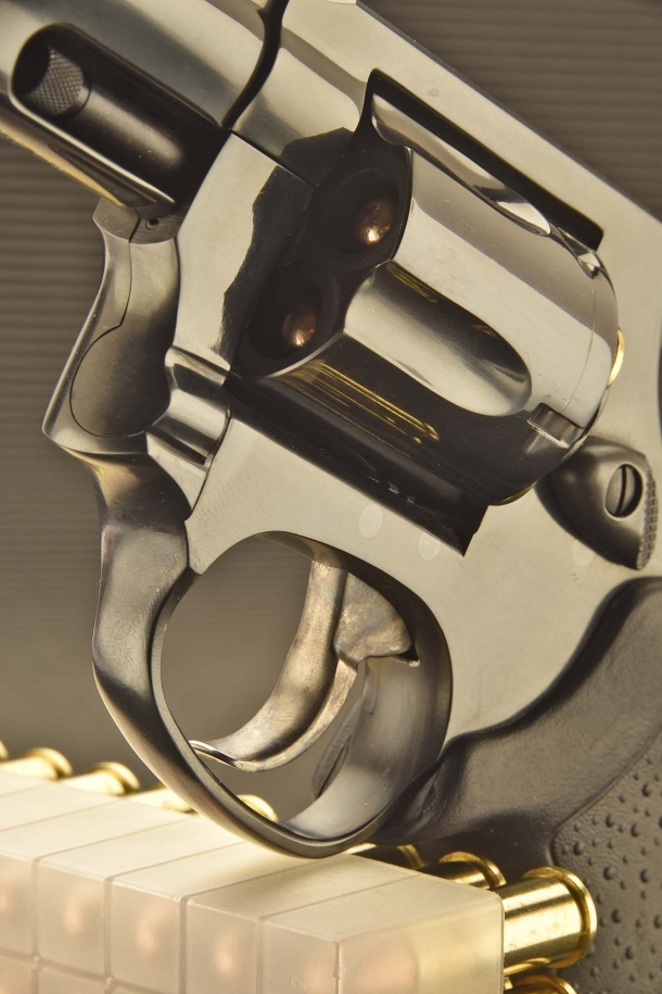 A view of the trigger: the revolver can be used in single or double action