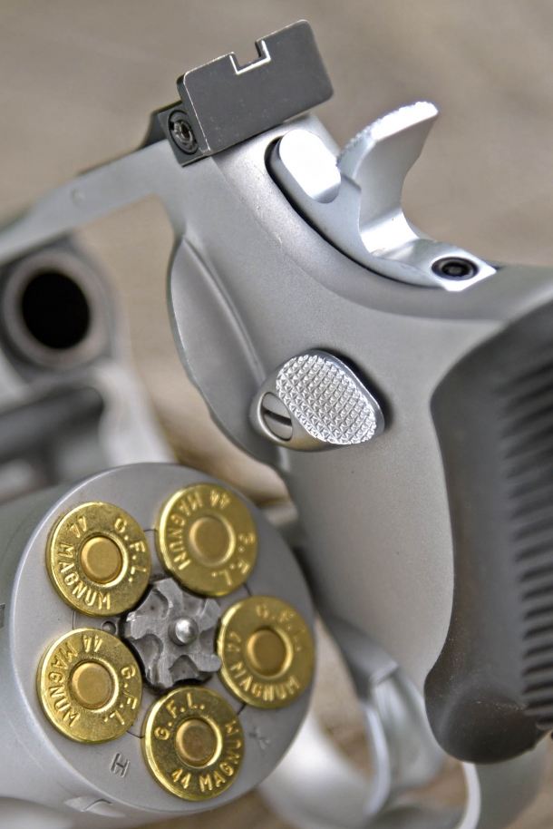Five rounds of .44 Magnum in each cylinder: the high profile of the release button makes it easy to open for reload