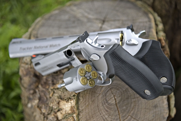 Taurus Tracker National Match revolver: 5 rounds of .44 Magnum ammunition, 4" or 6.5" barrel lenghts