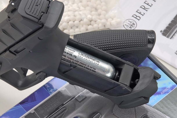 The Umarex replica takes standard 12g CO₂ canisters: the seat is located behind the grip