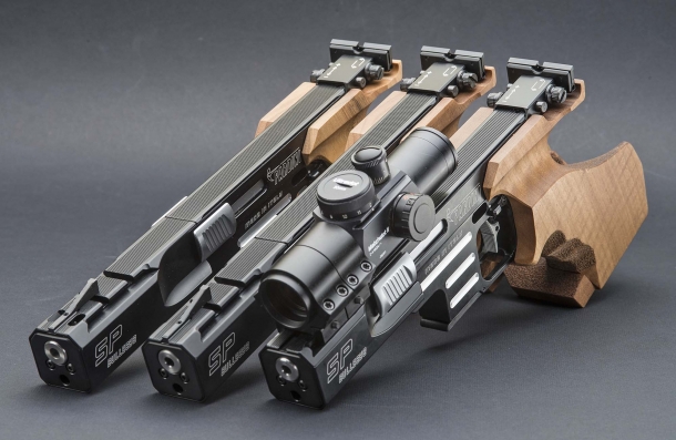 Da destra, la pistola Pardini Bullseye con canna da 5 pollici con ottica montata, la Bullseye 6 pollici e la Bullseye 6 pollici C
