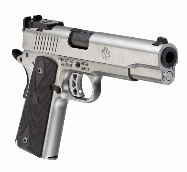 The 10mm Auto SR1911 features a flat mainspring housing and rear slide serrations for a positive grip