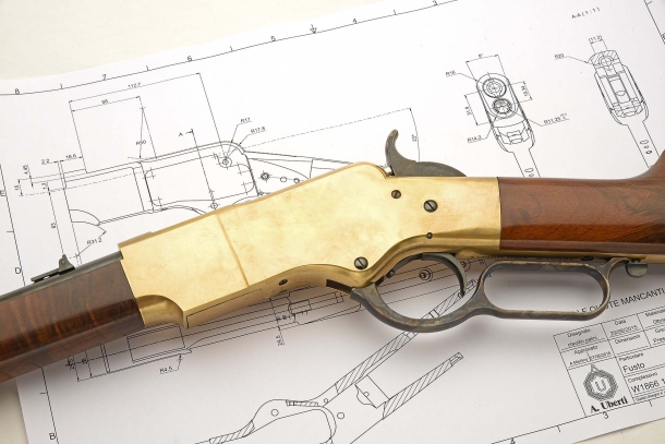 Looking at the left side of the receiver shows the clear connection between this "early" 1866 specimen worked out by Uberti and the typical profile of the receiver of the Henry rifle