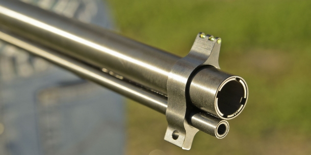 The barrels muzzles: it is visible the cylinder chocke of the smoothbore barrel. The front sight is a high visibility fiber one