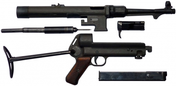Un originale mitra MP 38(l) smontato: il BD 38 riprende il medesimo schema di smontaggio da campagna