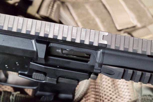 The receiver's picatinny rail continues on the indexed handguard. The handguard indexing causes a "pause" in the rail, though.