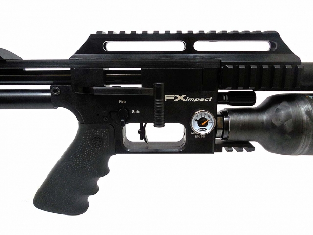Carabina a ripetizione manuale, la FX Impact presenta una generosa manetta d'armamento sul lato sinistro