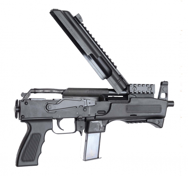 La pistola AK-9 della Chiappa può essere adattata ad utilizzare caricatori Glock o Beretta