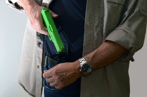 un doppio errore ricorrente tra i neofiti consiste nel passare la volata dell'arma davanti l'avambraccio, tenendo il dito sul grilletto, durante l'inserimento dell'arma in fondina