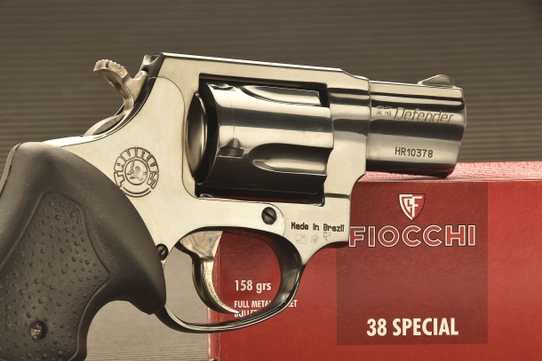 Un revolver in calibro .38 Special con palle in piombo è un'ottima scelta per la difesa abitativa. Lo Speed-Loader potrebbe rivelarsi utile nel caso si desideri tenere l'arma priva delle cartucce per motivi di sicurezza