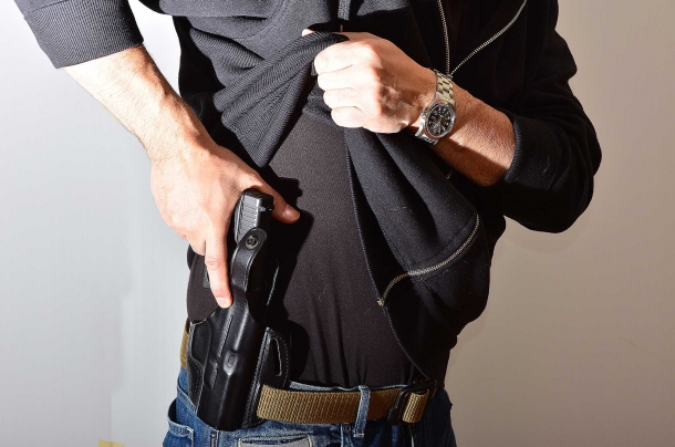 estrarre un'arma da sotto gli indumenti e sparare richiede un addestramento supplementare