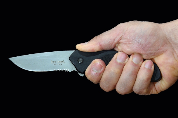 Il coltello può diventare un'arma micidiale, a corta distanza  più lesiva di un'arma da fuoco e molto più semplice da utilizzare