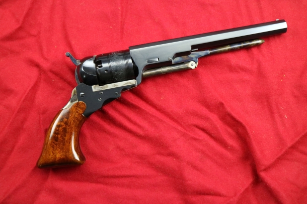 Con l'introduzione diffusa del revolver (nella foto una riproduzione Uberti della Colt Paterson), l'esigenza di una lubrificazione efficace per le armi a polvere nera diventa ancora più importante.