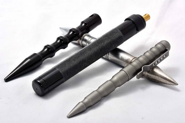 Palm stick, uno spray al peperoncino e una penna tattica: questi ultimi due oggetti possono essere utilizzati efficacemente come Palm Stick 
