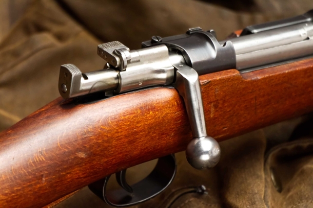 3 positions safety disengaged: the rifle can shoot and the bolt can be actuated normally.