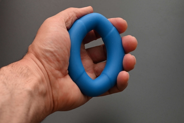 un economico anello in gomma utile a rinforzare la muscolatura delle mani. in commercio si trovano in varie resistenze espresse in libbre