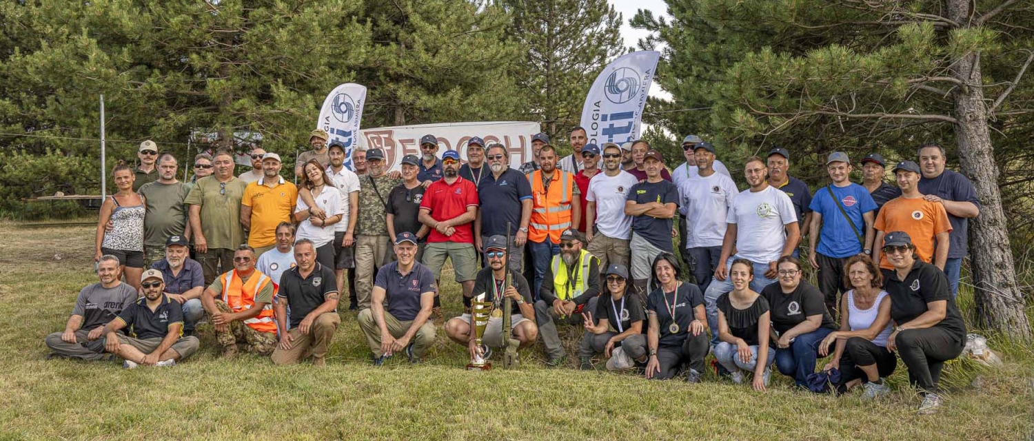 Foto di gruppo con il corpo principale degli organizzatori del Trofeo Fiocchi-Sabatti e alcuni dei tiratori storici "immancabili"