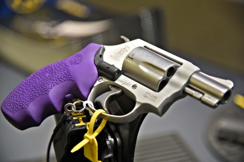 Impugnatura Hogue LE Laser Enhanced per revolver Smith & Wesson J-frame