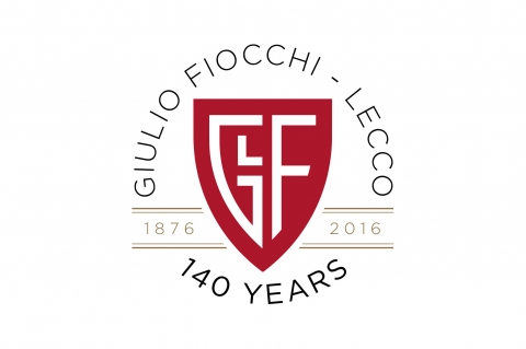 Il nuovo logo della Fiocchi mantiene lo stesso colore rosso di sempre – tipico del panorama urbano classico di Belledo e di Lecco