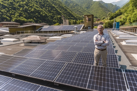 L'Ing. Emanuele Sabatti posa soddisfatto nel mezzo del nuovo impianto fotovoltaico della sua azienda