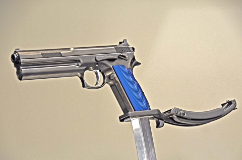 La pistola FK Brno, con la nuova impugnatura a dorsalino piatto e l'apposito calciolo metallico amovibile, ripiegato