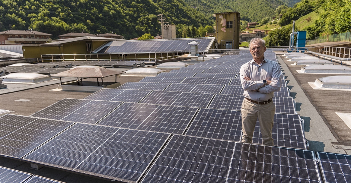 L'Ing. Emanuele Sabatti posa soddisfatto nel mezzo del nuovo impianto fotovoltaico della sua azienda