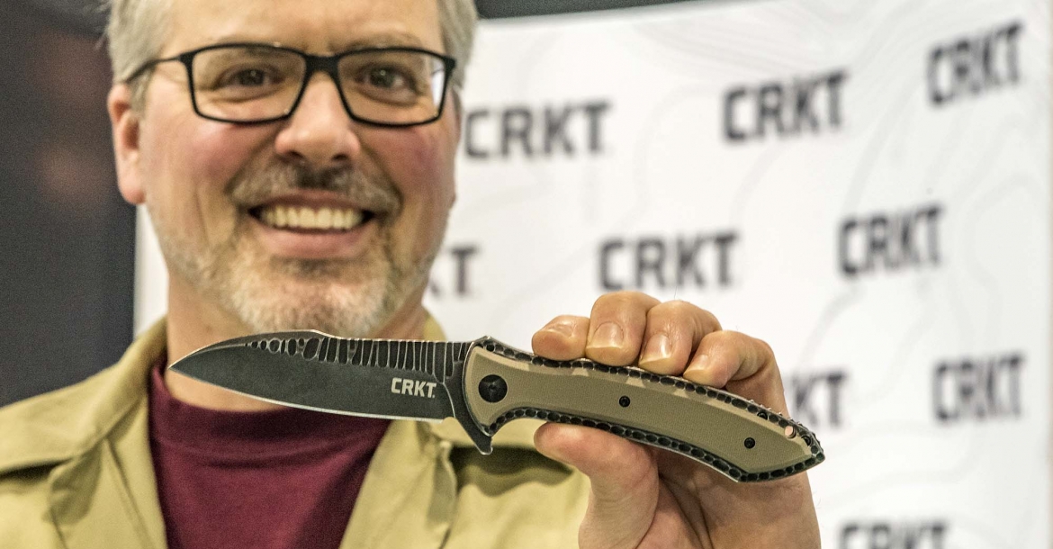 Il designer CRKT Erc Ochs con il suo nuovo coltello "Apoc"
