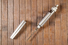 Un oliatore a penna come questo Neiko, facilmente reperibile online, consente un preciso dosaggio e posizionamento delle gocce d&#039;olio.